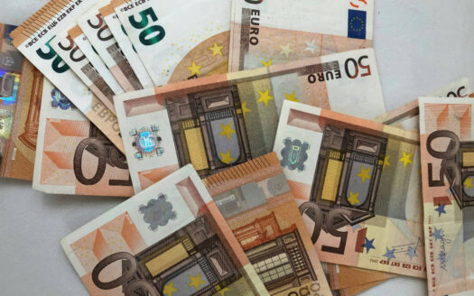 Euro banknotes representing the cost of living in Spain for expats and entrepreneurs
