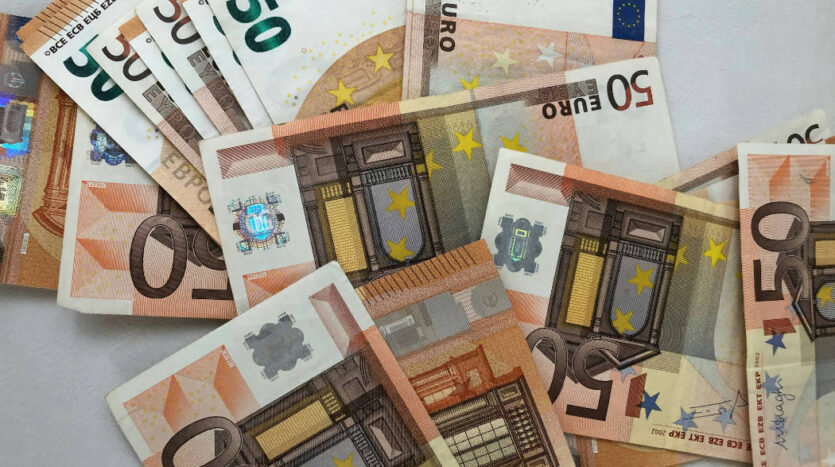 Euro banknotes representing the cost of living in Spain for expats and entrepreneurs